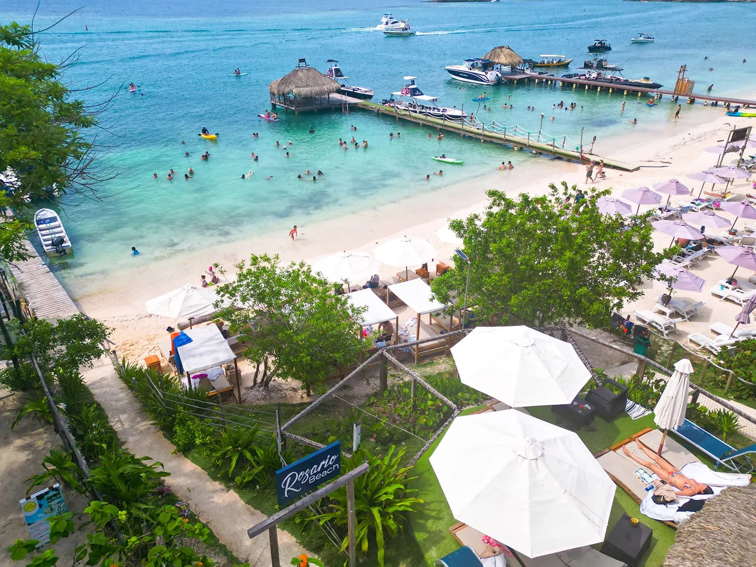 Aguas turquesa de las Islas del Rosario en el Caribe colombiano