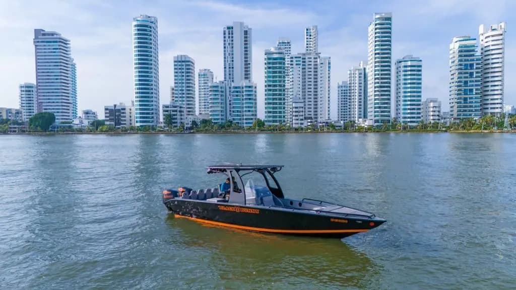 Lancha TODOMAR 34 pies en Cartagena - tours por las Islas del Rosario con casco TodoMar