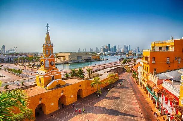 Palenqueras con frutas tropicales en las calles de Cartagena de Indias