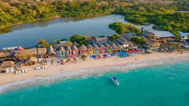 Vista aérea de un catamarán navegando por el Caribe colombiano