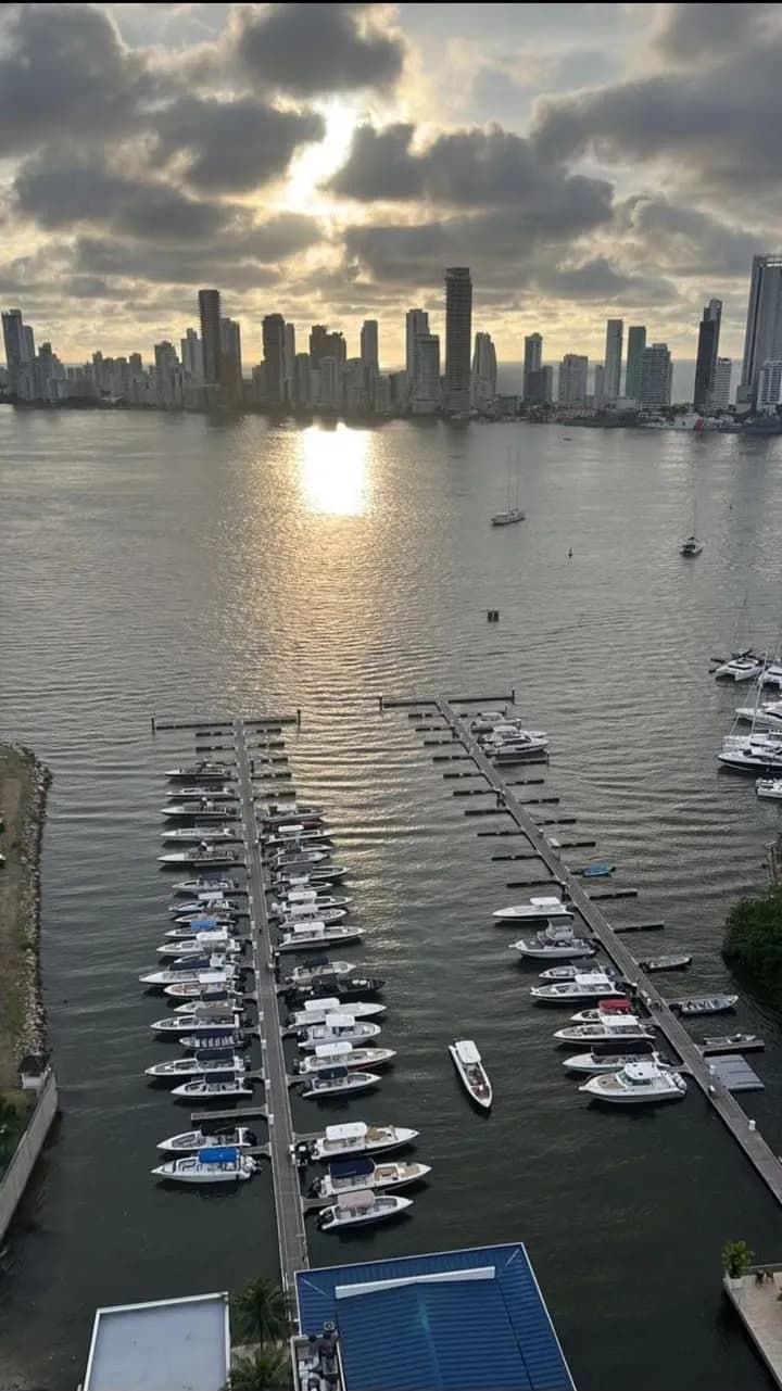 Yate de lujo navegando frente a la costa de Cartagena de Indias
