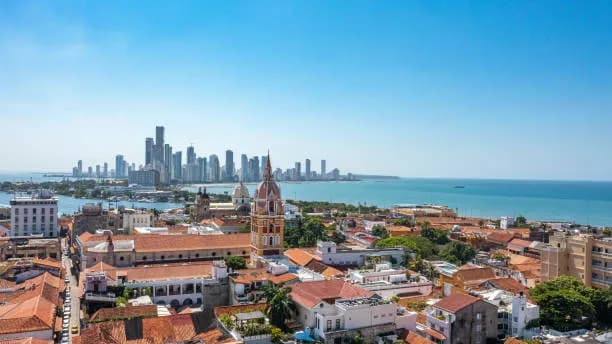 Terraza de un hotel boutique con vista a los tejados de Cartagena