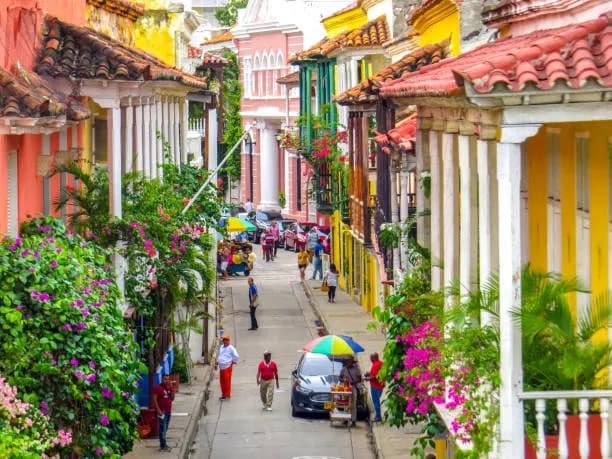 Dulces típicos — cocadas y frutas cristalizadas en un mercado callejero