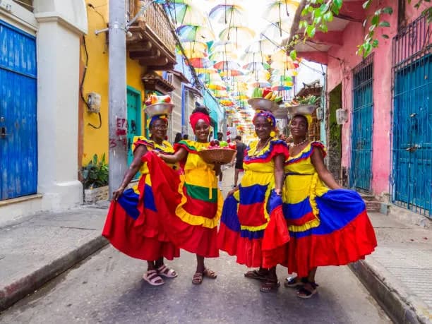 Mercado de Bazurto con su bullicio y colores típicos de Cartagena