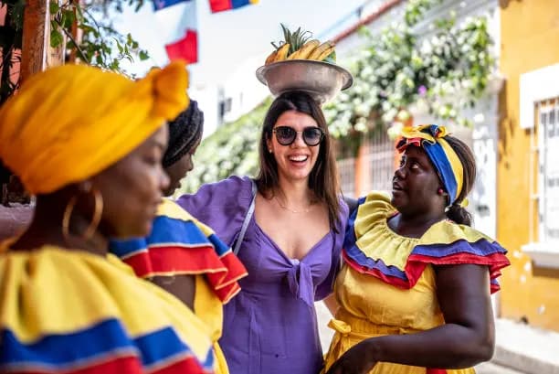Hamaca colgada entre palmeras en una playa privada del Caribe