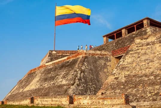 Plaza Santo Domingo con la escultura de la Gorda Gertrudis en Cartagena